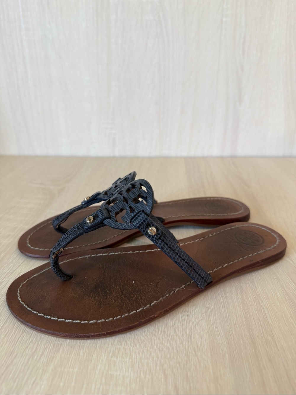 Tory Burch Miller Blue Leather Thong Sandals Women Size 6.5 Flat Logo Medallion - Picture 3 of 12
